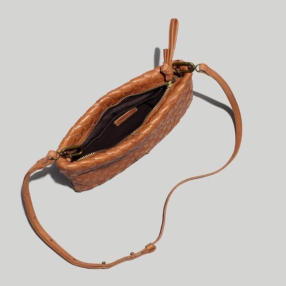 sale | madewell | the puff crossbody bag woven leather edition - Picture 4 of 6